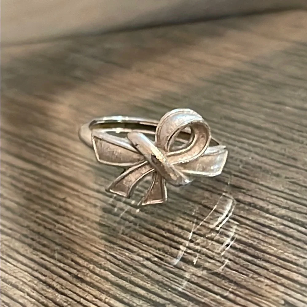 Vintage Avon 1975 Beau Knot Ring Size Medium Silver Tone Bow Ribbon Size 9.5